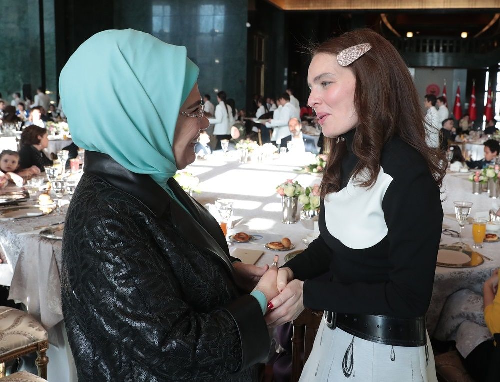 Emine Erdoğan'dan 8 Mart'a özel koruyucu aile yemeği... 13