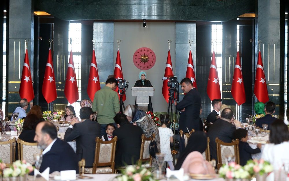 Emine Erdoğan'dan 8 Mart'a özel koruyucu aile yemeği... 14