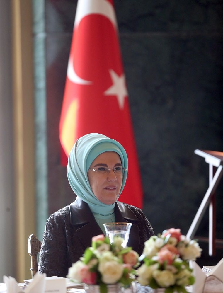 Emine Erdoğan'dan 8 Mart'a özel koruyucu aile yemeği... 26