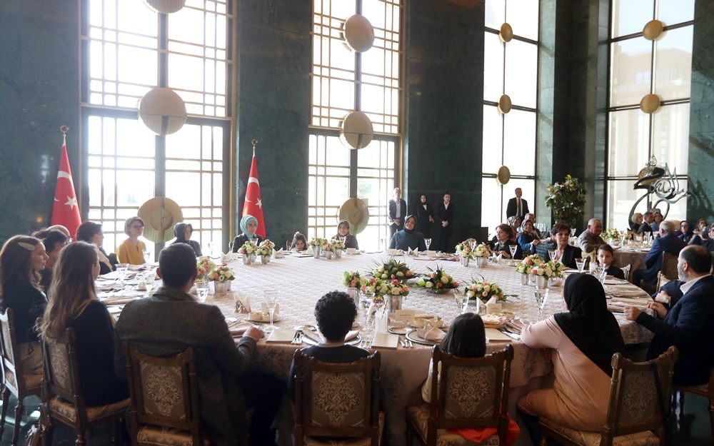 Emine Erdoğan'dan 8 Mart'a özel koruyucu aile yemeği... 27