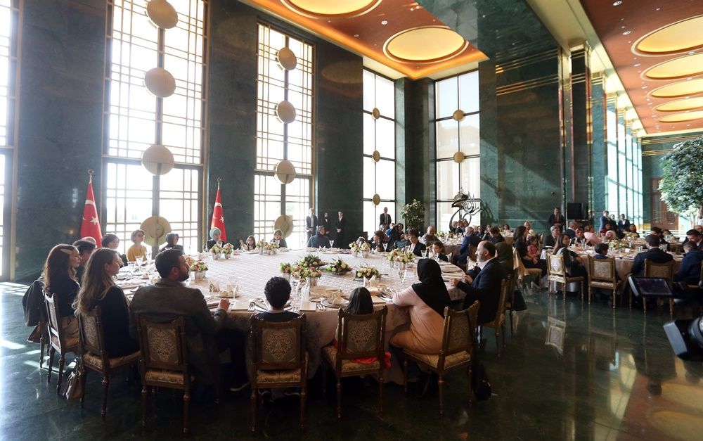 Emine Erdoğan'dan 8 Mart'a özel koruyucu aile yemeği... 28