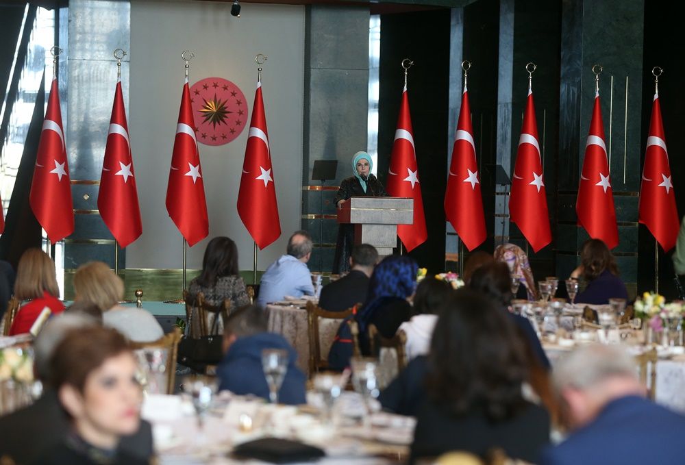 Emine Erdoğan'dan 8 Mart'a özel koruyucu aile yemeği... 38