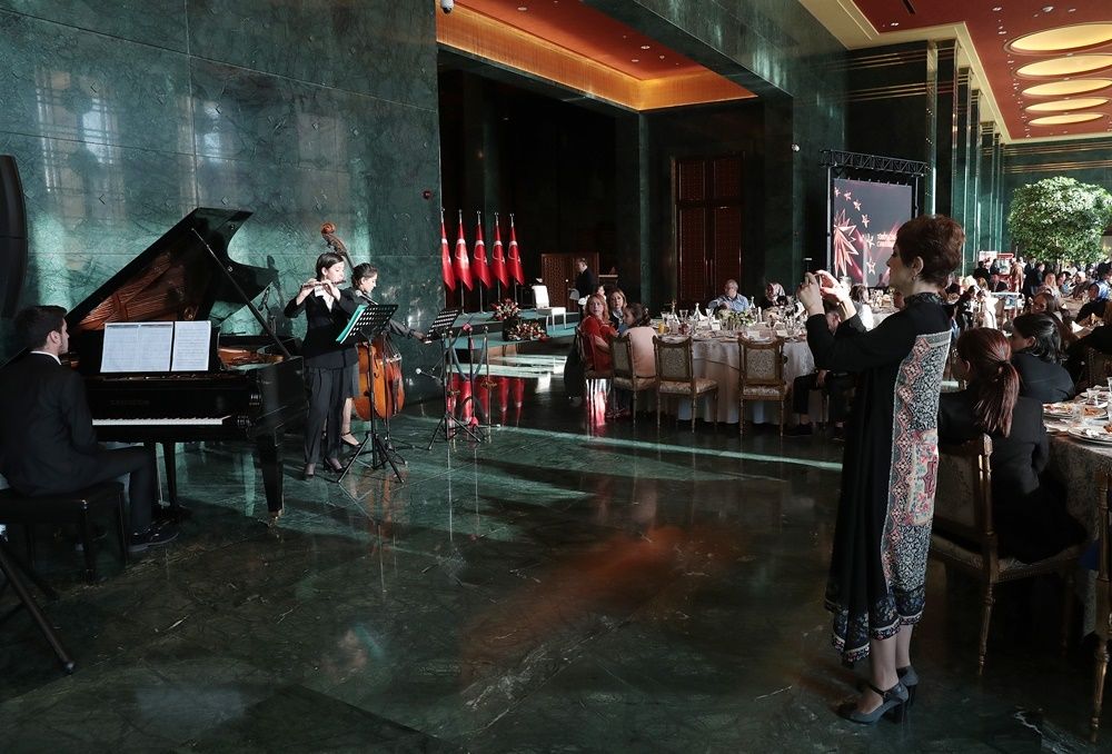 Emine Erdoğan'dan 8 Mart'a özel koruyucu aile yemeği... 40