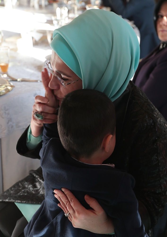 Emine Erdoğan'dan 8 Mart'a özel koruyucu aile yemeği... 42