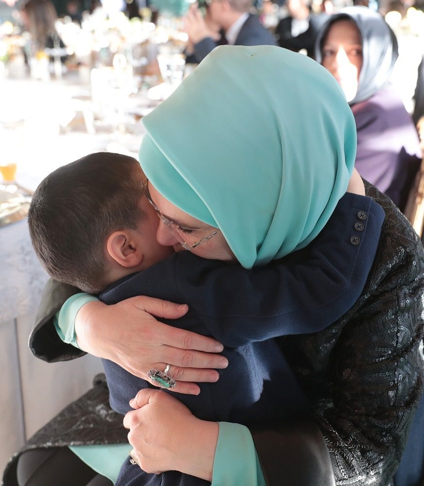 Emine Erdoğan'dan 8 Mart'a özel koruyucu aile yemeği... 43