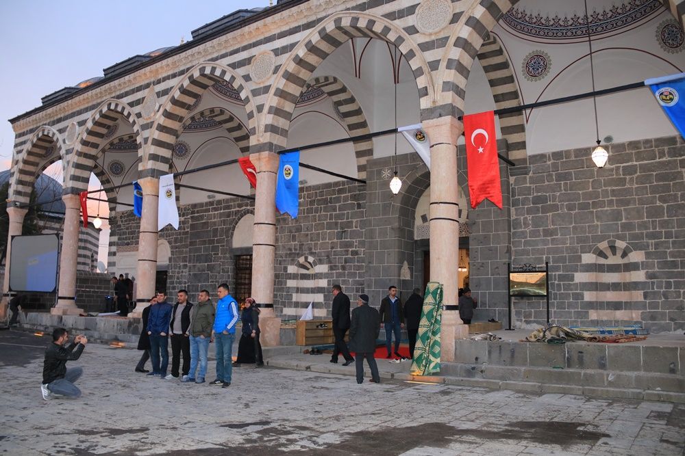 Teröristlerin yaktığı Kurşunlu Cami ibadete açıldı 2