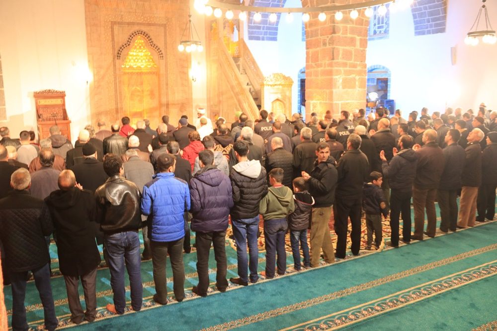 Teröristlerin yaktığı Kurşunlu Cami ibadete açıldı 3
