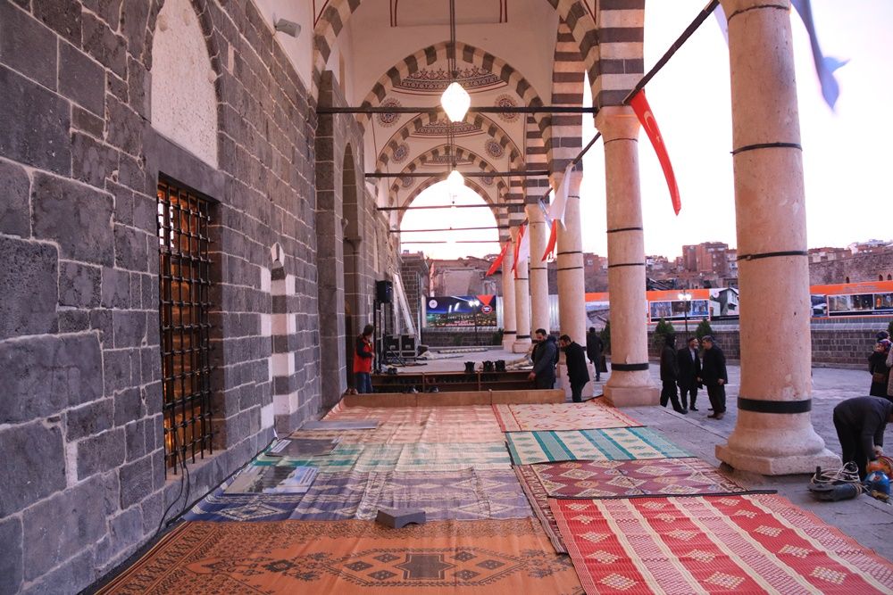 Teröristlerin yaktığı Kurşunlu Cami ibadete açıldı 4