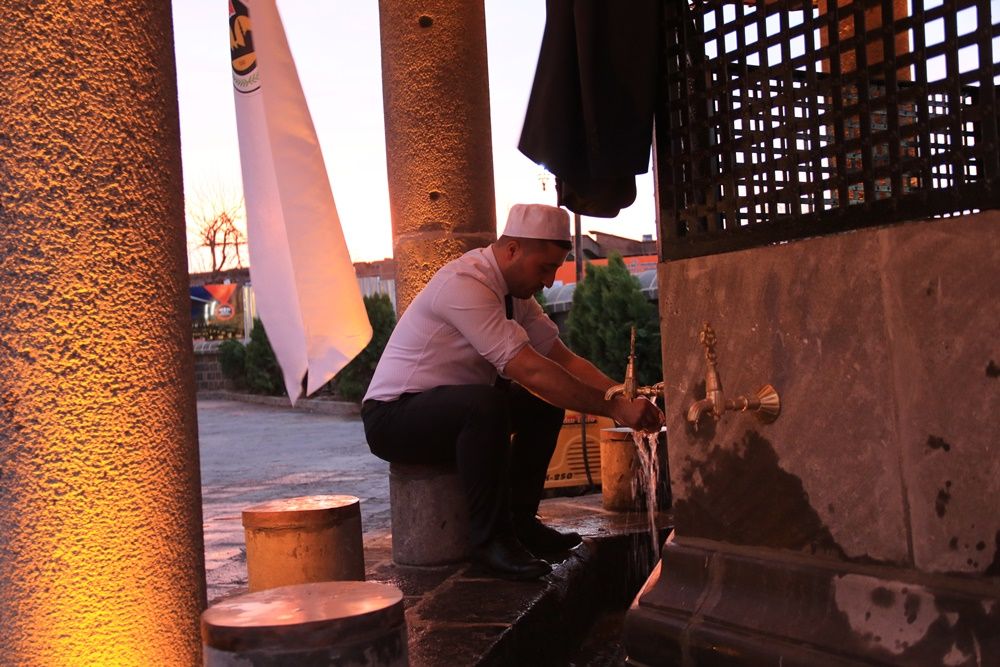 Teröristlerin yaktığı Kurşunlu Cami ibadete açıldı 5