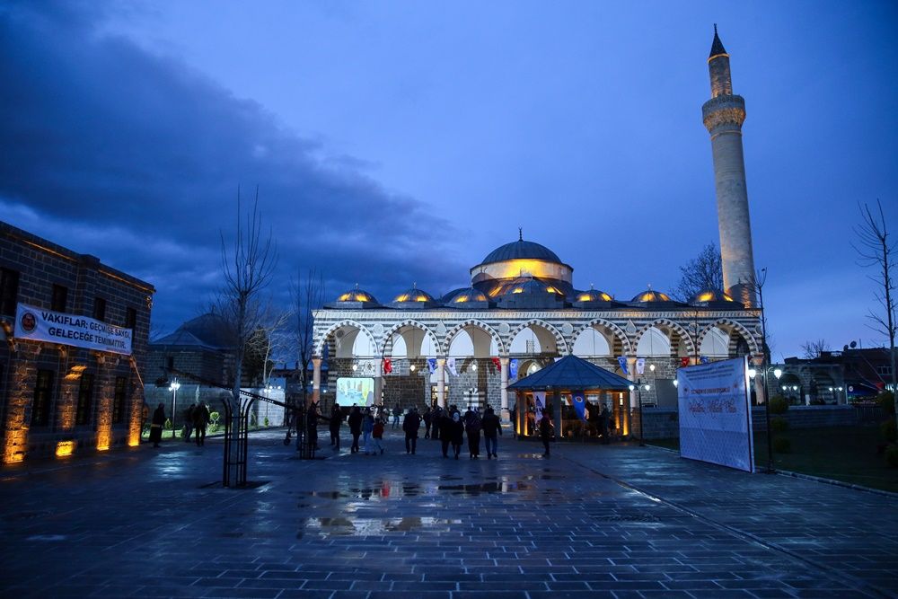 Teröristlerin yaktığı Kurşunlu Cami ibadete açıldı 7