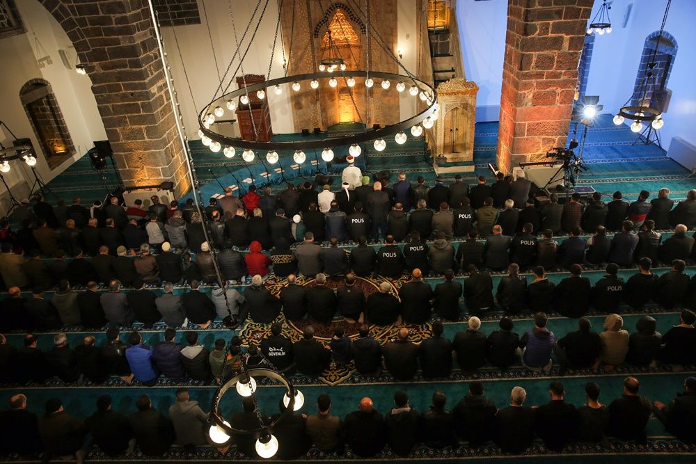 Teröristlerin yaktığı Kurşunlu Cami ibadete açıldı 8