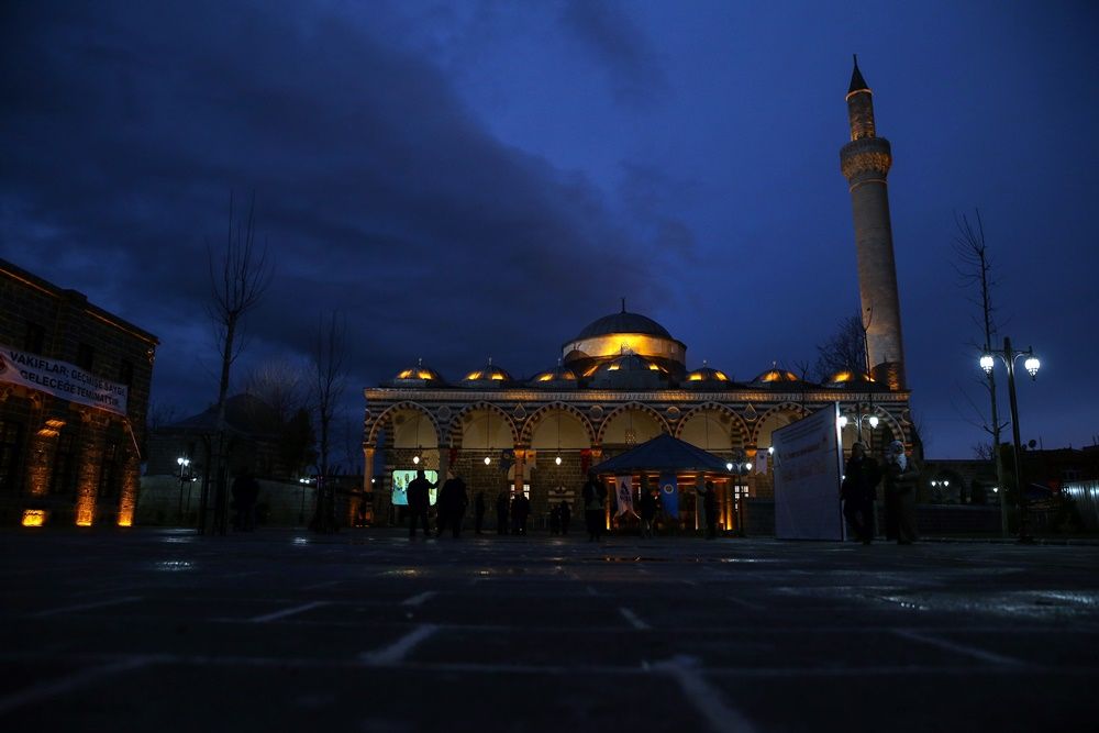 Teröristlerin yaktığı Kurşunlu Cami ibadete açıldı 9