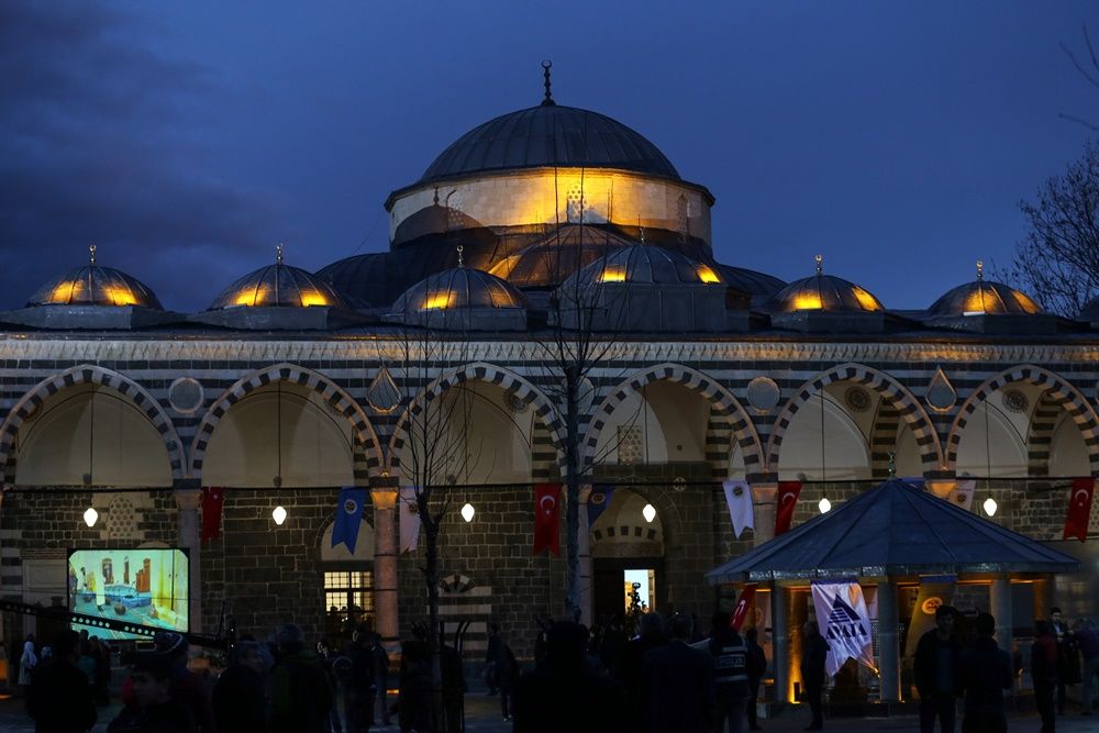 Teröristlerin yaktığı Kurşunlu Cami ibadete açıldı 11