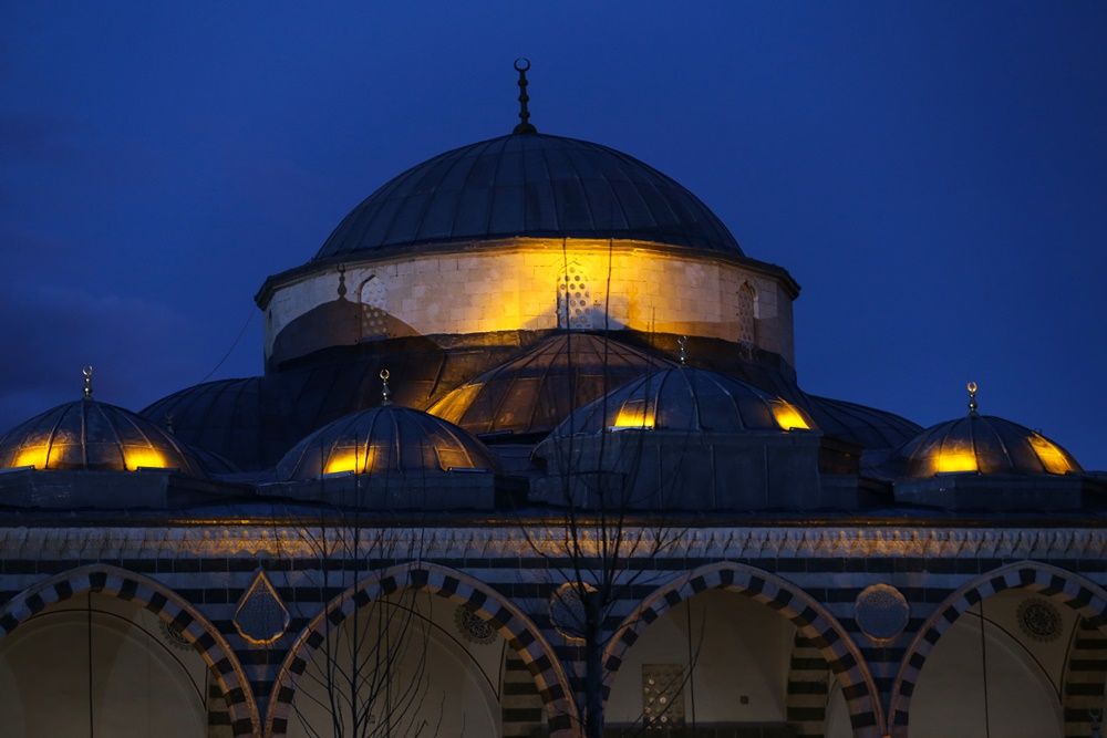 Teröristlerin yaktığı Kurşunlu Cami ibadete açıldı 12