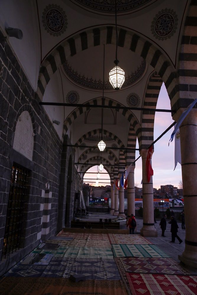 Teröristlerin yaktığı Kurşunlu Cami ibadete açıldı 13