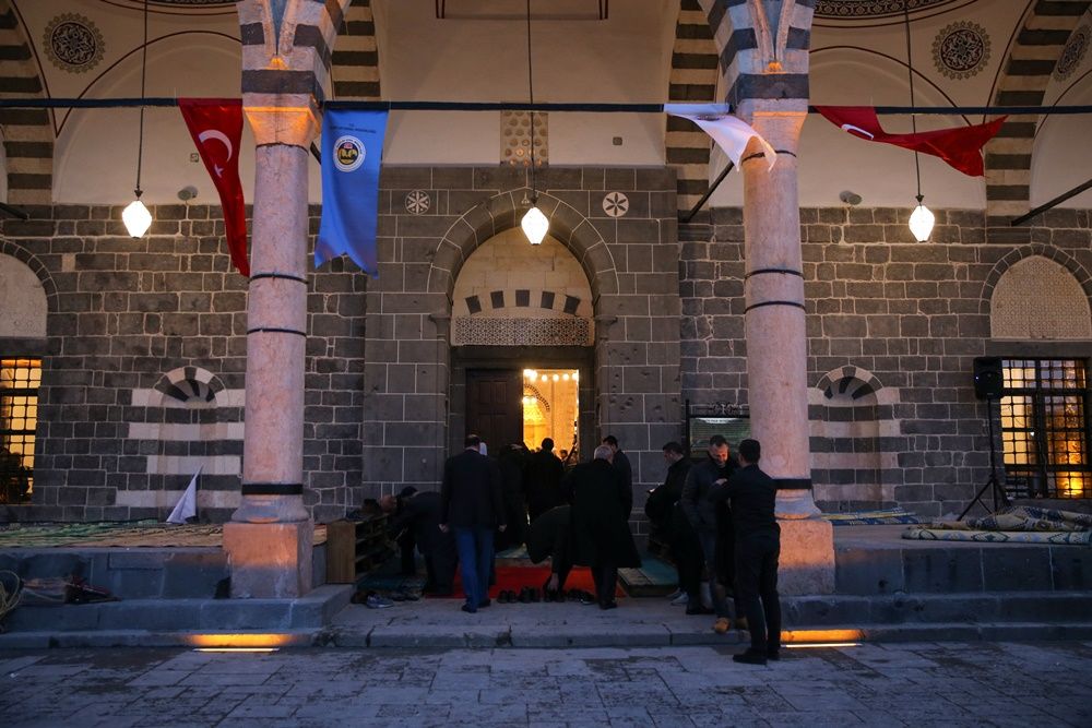 Teröristlerin yaktığı Kurşunlu Cami ibadete açıldı 14