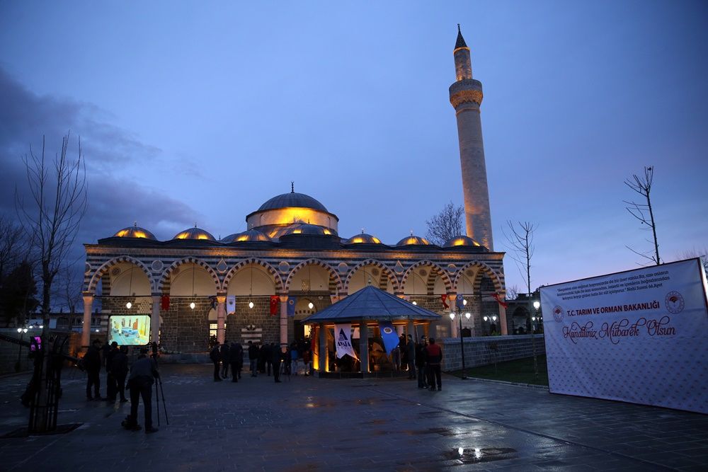 Teröristlerin yaktığı Kurşunlu Cami ibadete açıldı 15
