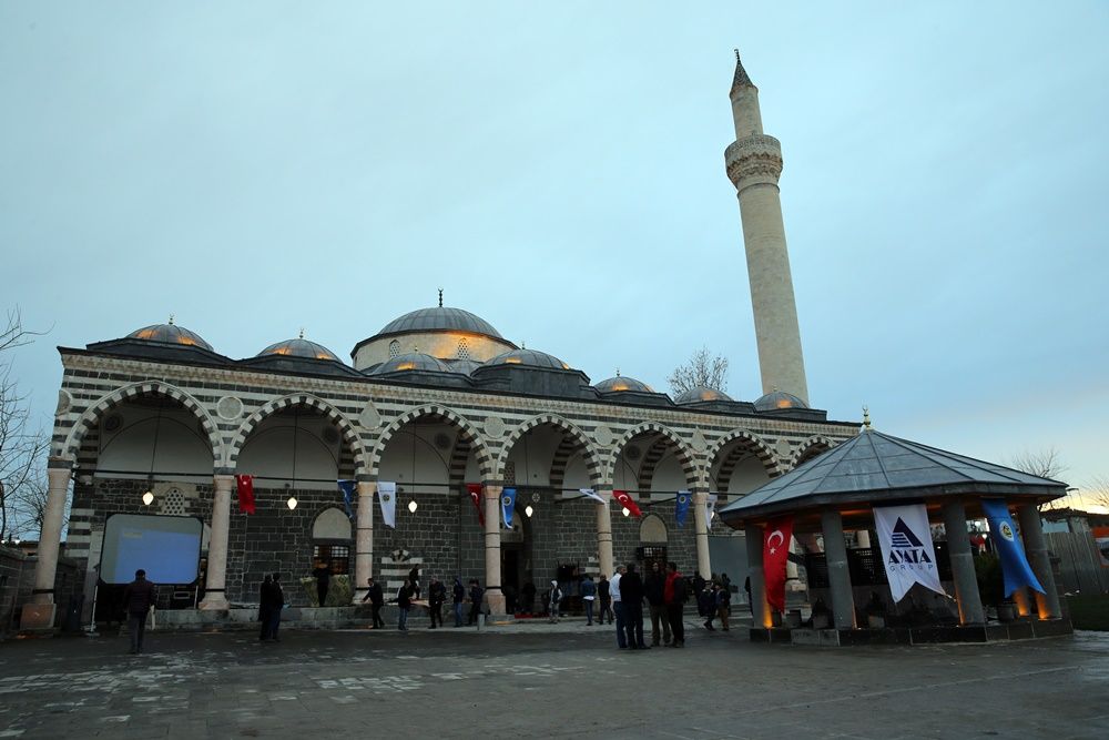 Teröristlerin yaktığı Kurşunlu Cami ibadete açıldı 16