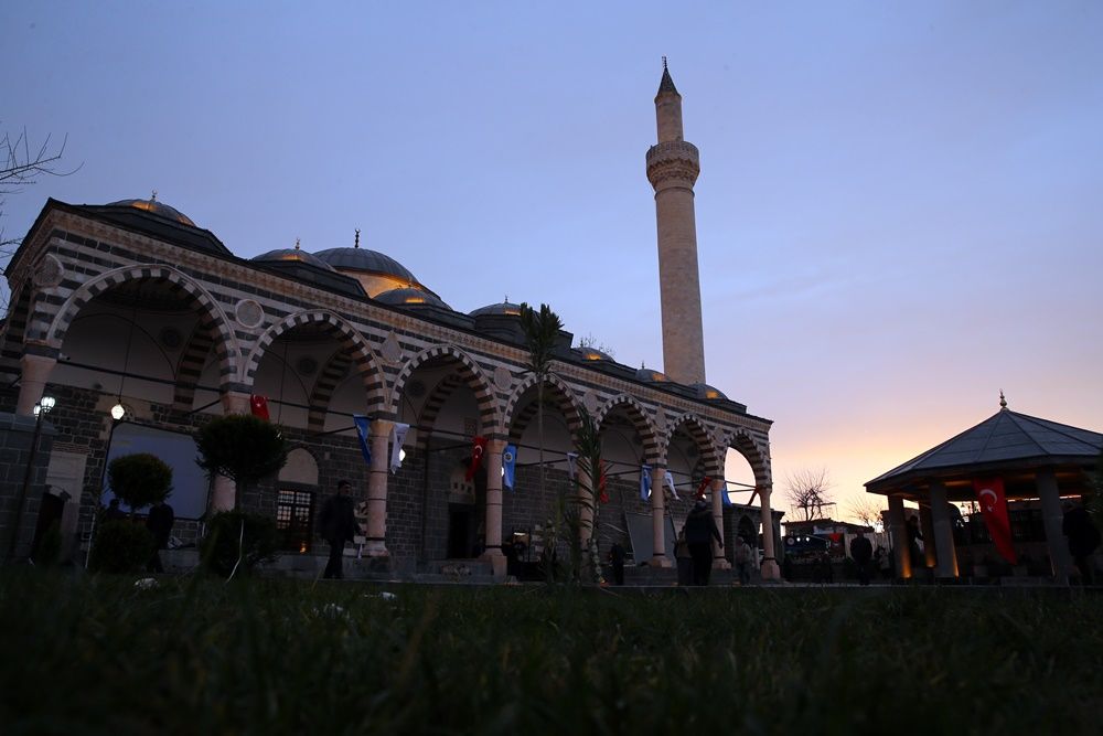 Teröristlerin yaktığı Kurşunlu Cami ibadete açıldı 17