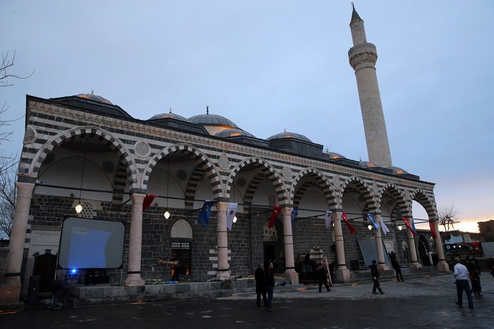 Teröristlerin yaktığı Kurşunlu Cami ibadete açıldı 18