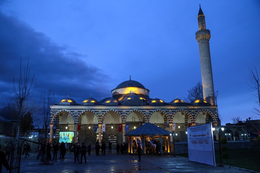 Teröristlerin yaktığı Kurşunlu Cami ibadete açıldı 20