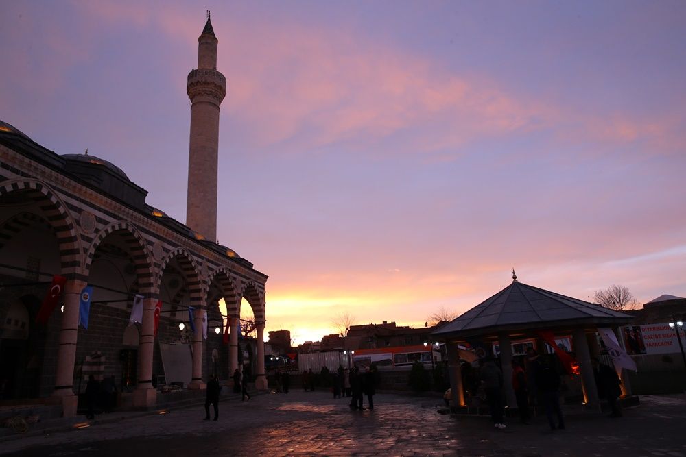 Teröristlerin yaktığı Kurşunlu Cami ibadete açıldı 21