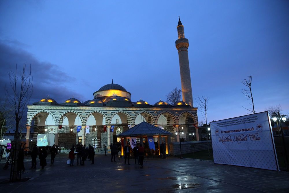 Teröristlerin yaktığı Kurşunlu Cami ibadete açıldı 22