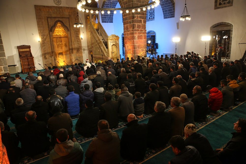 Teröristlerin yaktığı Kurşunlu Cami ibadete açıldı 23