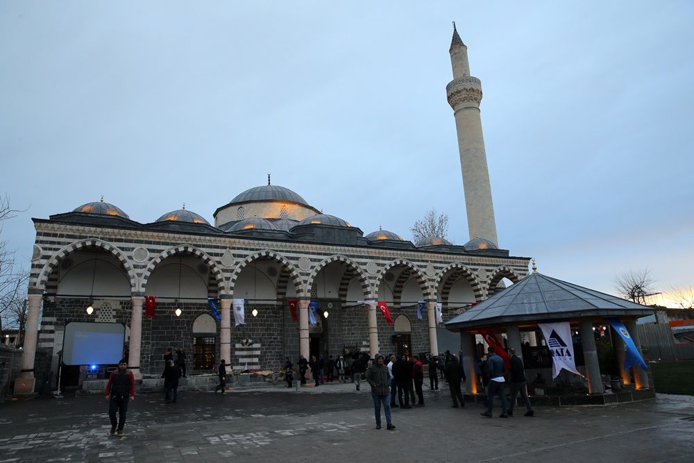Teröristlerin yaktığı Kurşunlu Cami ibadete açıldı 24