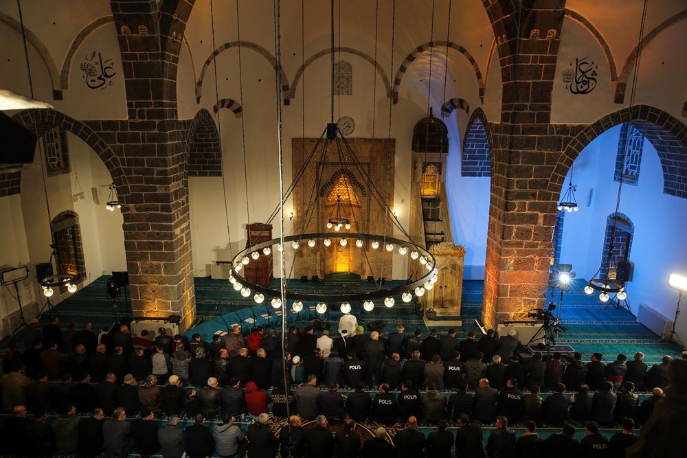 Teröristlerin yaktığı Kurşunlu Cami ibadete açıldı 25