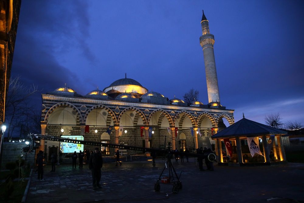 Teröristlerin yaktığı Kurşunlu Cami ibadete açıldı 26