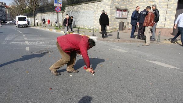 Şüpheli paketten çıkan lokumları yedi 4