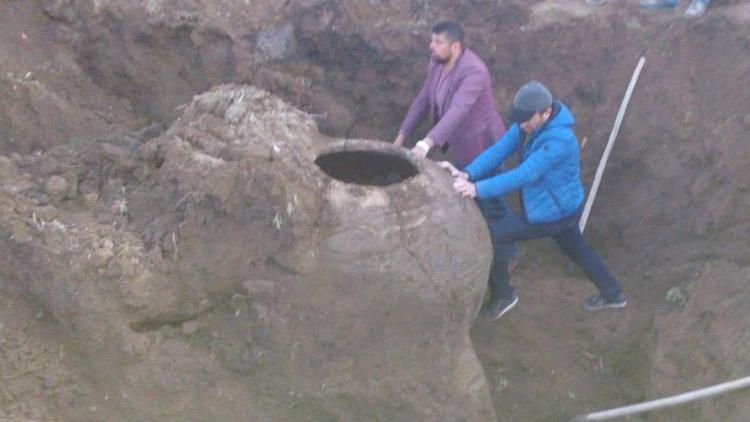 Tarlasını sürerken traktörün pulluğuna takıldı! 1