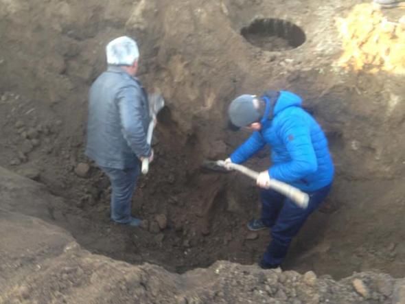 Tarlasını sürerken traktörün pulluğuna takıldı! 2