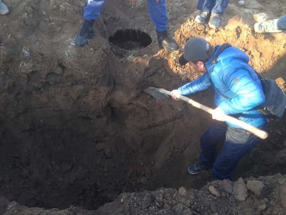 Tarlasını sürerken traktörün pulluğuna takıldı! 3