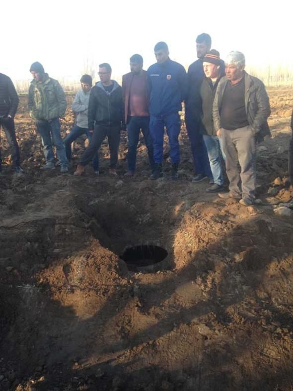 Tarlasını sürerken traktörün pulluğuna takıldı! 6