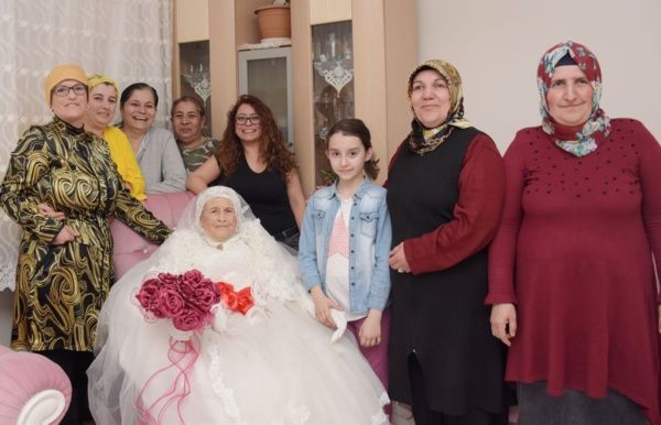 89 yaşındaki Halime nine gelin oldu! 1