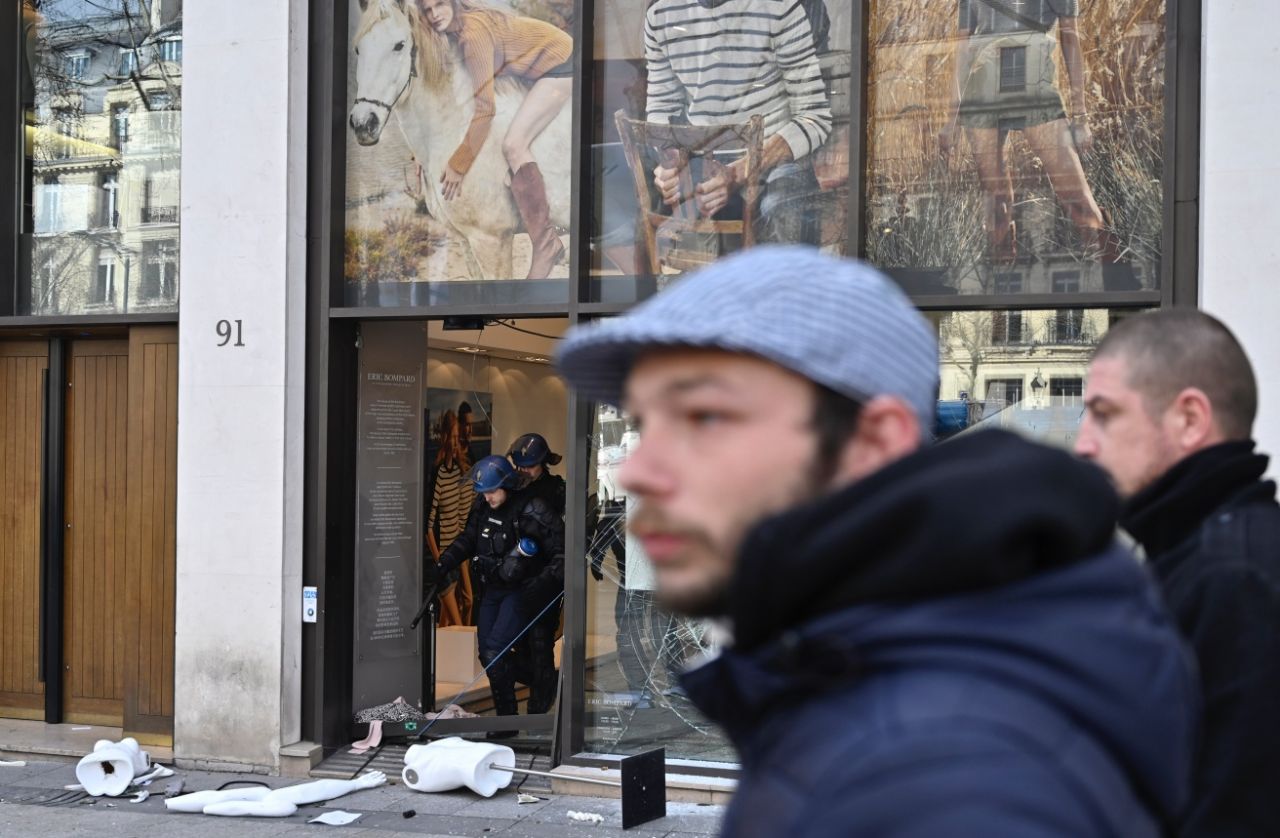 Fransa'da 'sarı yelekli" kavga sürüyor! 14