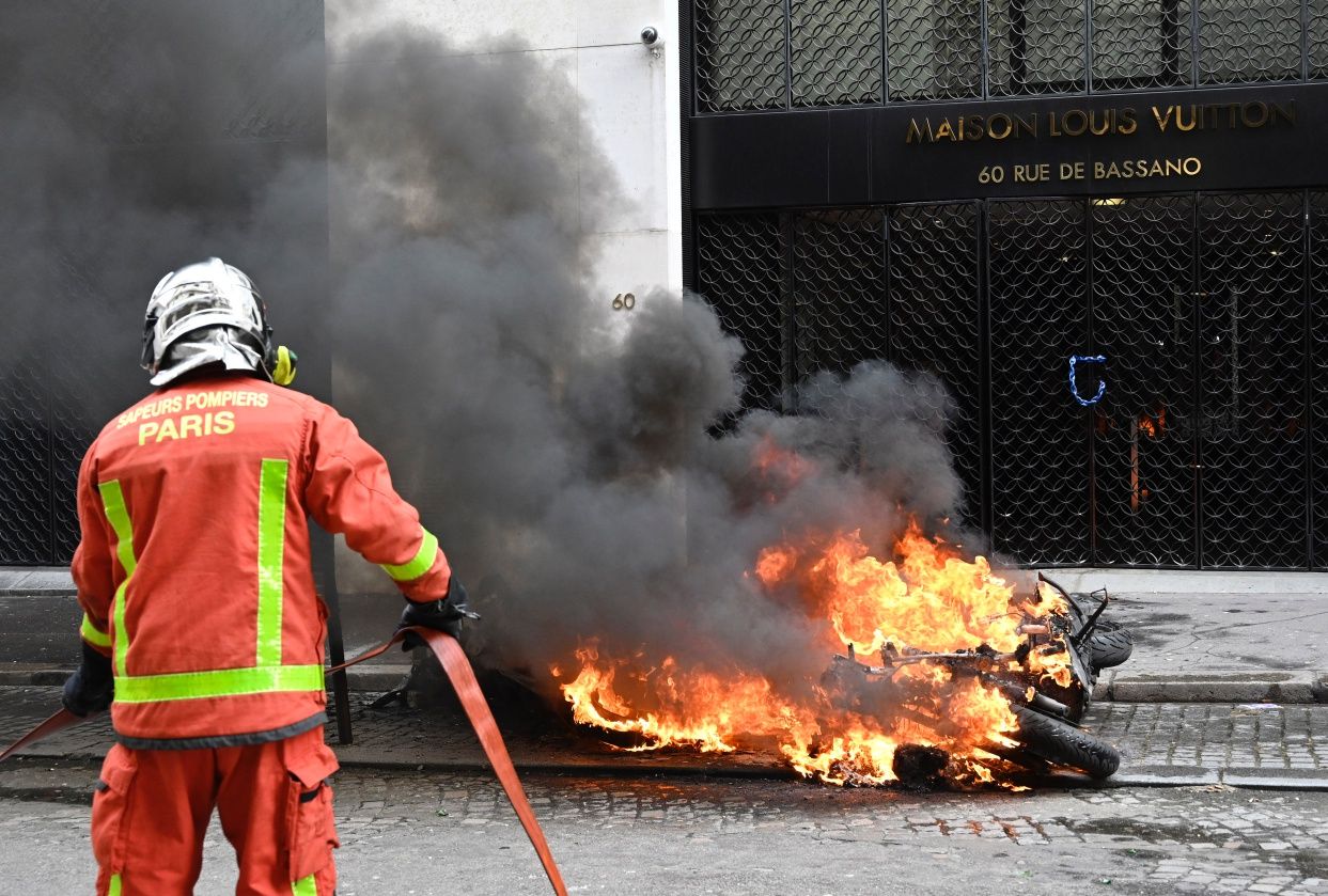Fransa'da 'sarı yelekli" kavga sürüyor! 19