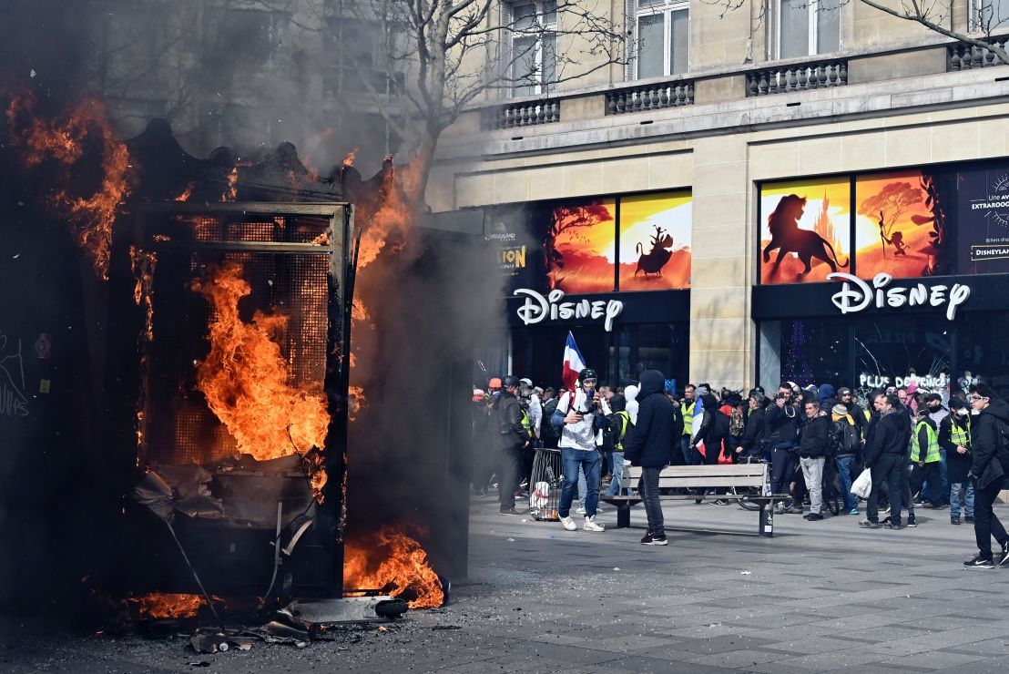Fransa'da 'sarı yelekli" kavga sürüyor! 23