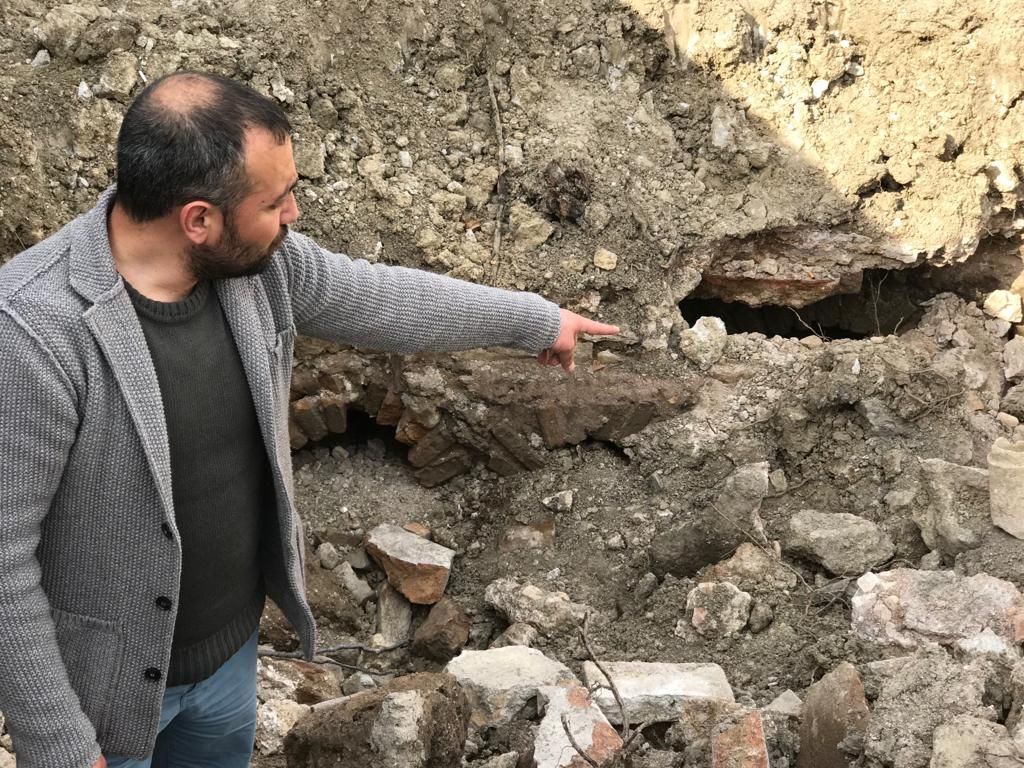 Tarla düzeltirken kepçeye takıldı! 3