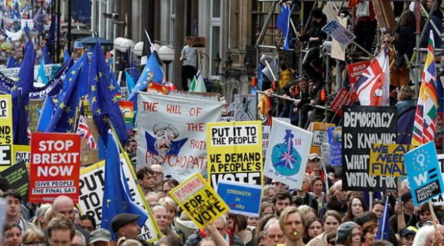 Londra'da halk sokaklarda referandum istiyor! 1