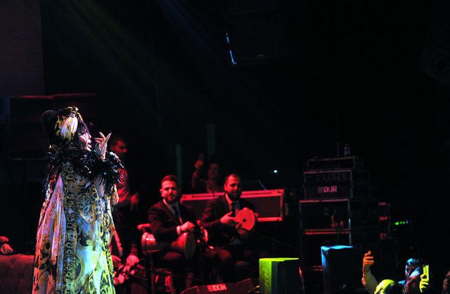 Diva, sahneye çıkan hayranına mikrofonla vurdu! 5