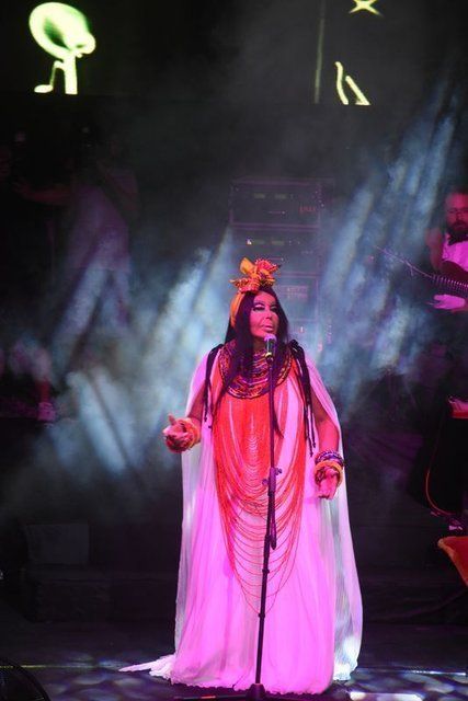 Diva, sahneye çıkan hayranına mikrofonla vurdu! 4