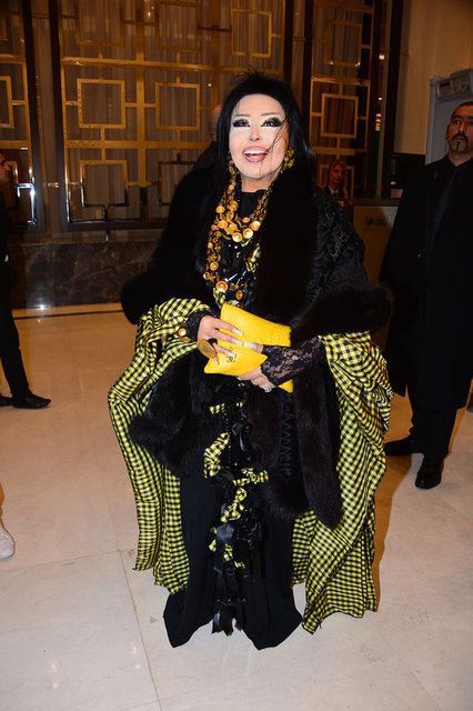 Diva, sahneye çıkan hayranına mikrofonla vurdu! 6