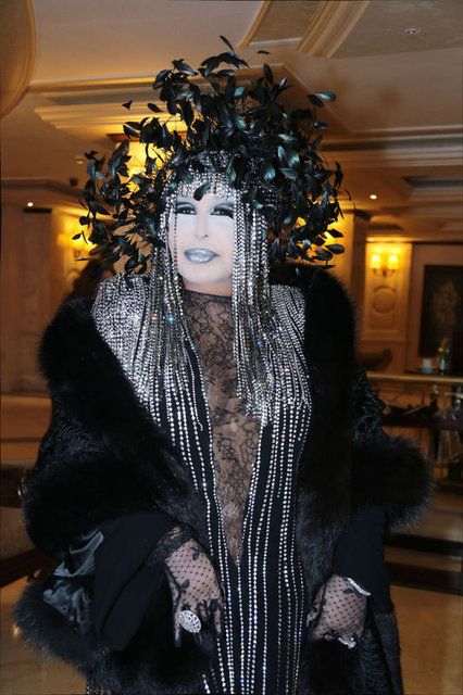 Diva, sahneye çıkan hayranına mikrofonla vurdu! 12
