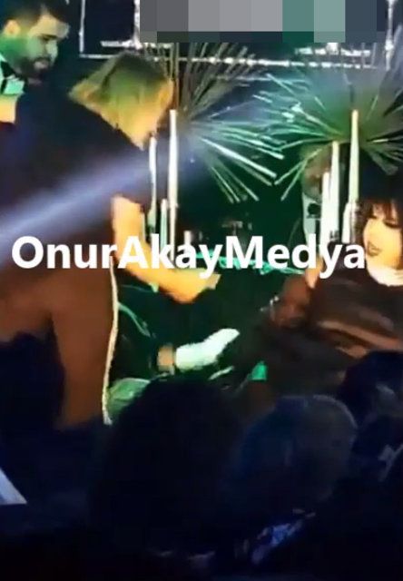 Diva, sahneye çıkan hayranına mikrofonla vurdu! 3