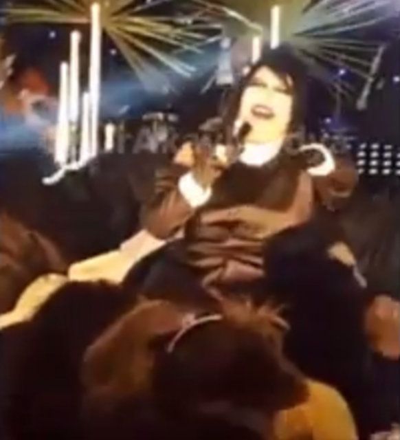 Diva, sahneye çıkan hayranına mikrofonla vurdu! 1