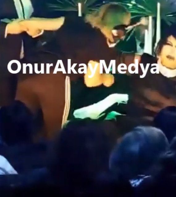 Diva, sahneye çıkan hayranına mikrofonla vurdu! 2