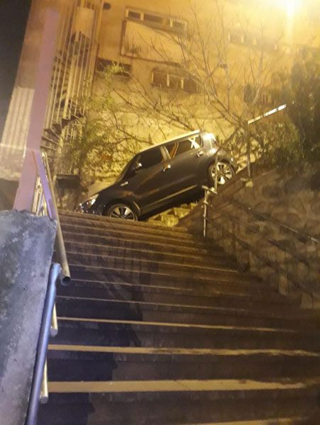 Şaşırtan görüntü! Merdivenleri yol sanınca... 4
